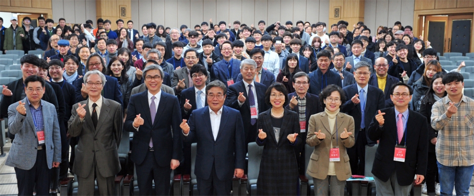 서강석 총장(앞줄 왼쪽에서 3번째)이 한국멀티미디어학회 추계학술대회에서 참석자들과 기념촬영을 했다.