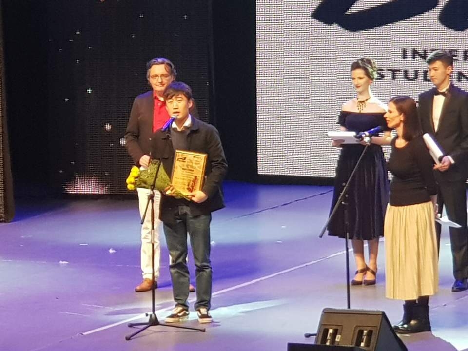 조승원씨(한국영상대학교 영화영상과)가 제7회 바스타우 국제 영화제에서 각본상을 받으며 수상소감을 말하고 있다.
