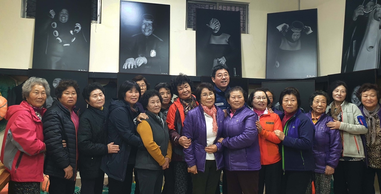 양종훈 교수(가운데)와 제주해녀들이 함께 단체 기념사진을 촬영했다.