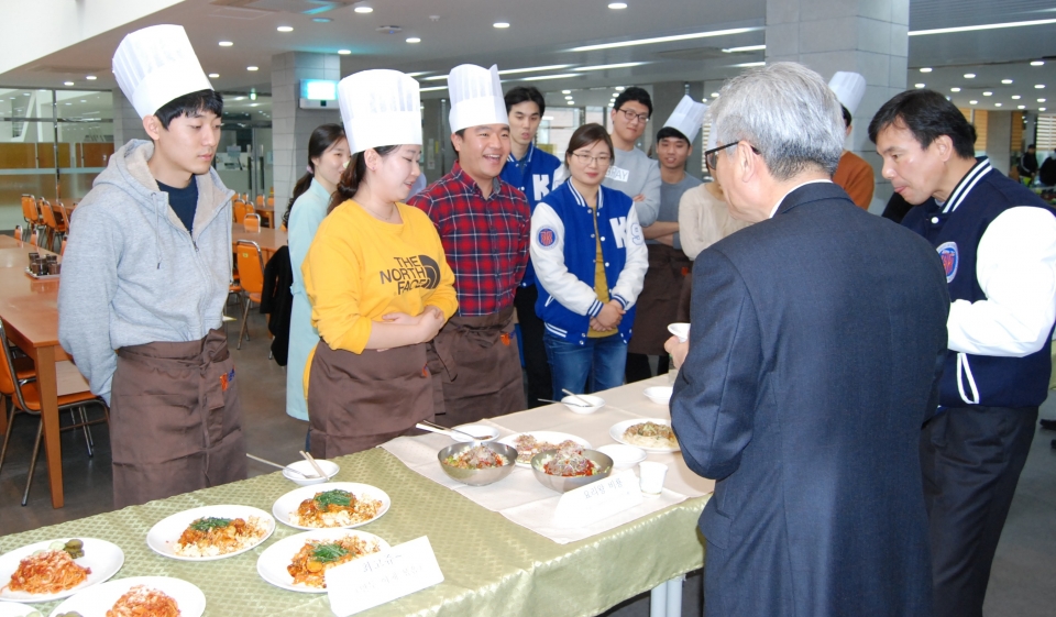 30일 교내 학생식당에서 요리경연대회를 개최한다. 사진은 과거 요리경연대회 모습.