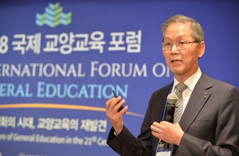 김도연 포스텍(Postech) 총장이 ‘미래사회와 대학교육’을 주제로 첫 번째 기조강연 연사로 나섰다.[사진=한명섭 기자]