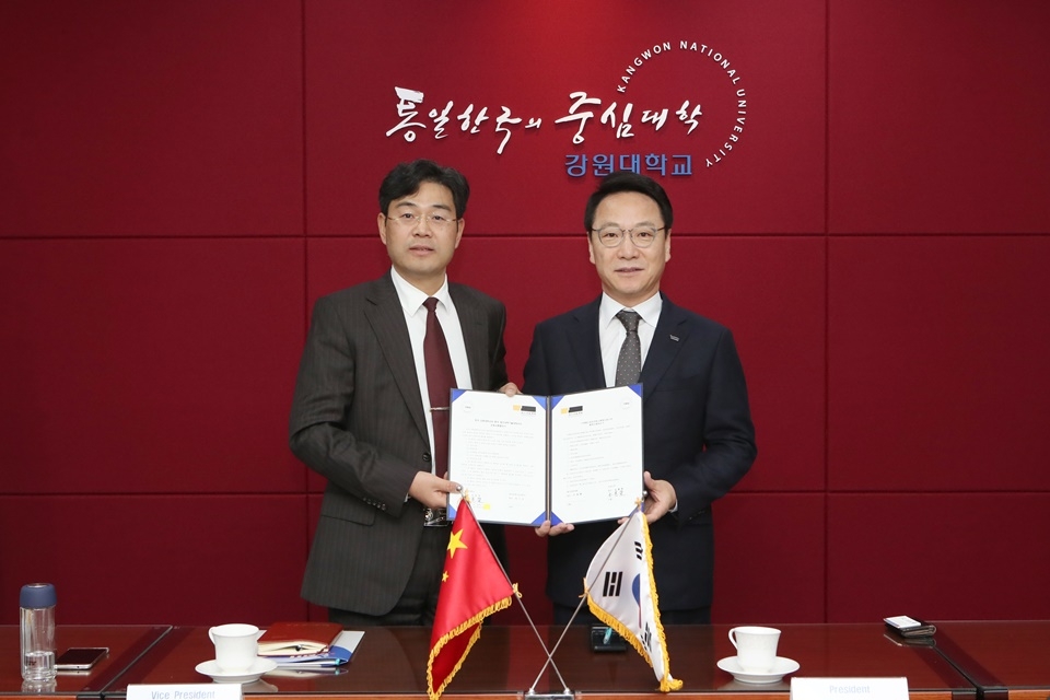 김헌영 총장(오른쪽)이 단셩다오(单胜道) 절강과기대학 부총장과 협약을 체결했다.