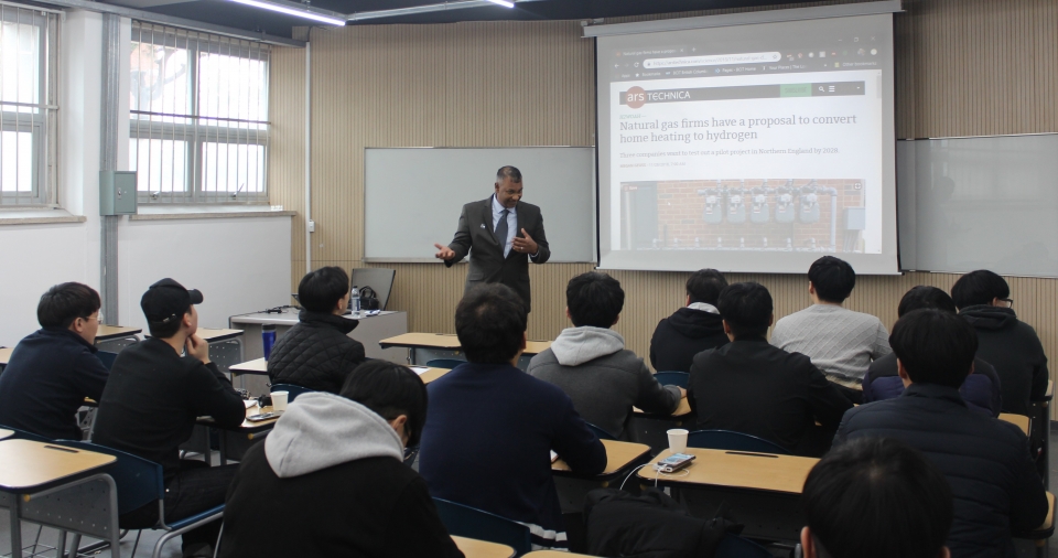 지트 나빈 찬드라(Jit Naveen Chandra) BCIT대학 교수가 자동차계열 복수학위 전공학생들에게 전기자동차와 연료전지기술에 대해 설명하고 있다.