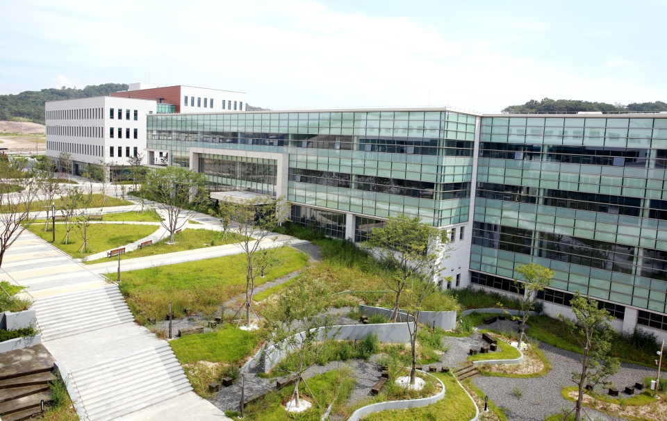 울산대는 국내 최대 산업도시를 배경으로 한 산학협력교육을 특성화해 글로벌 대학으로 성장했다. 그림은 제2 캠퍼스인 산학단지캠퍼스 모습.