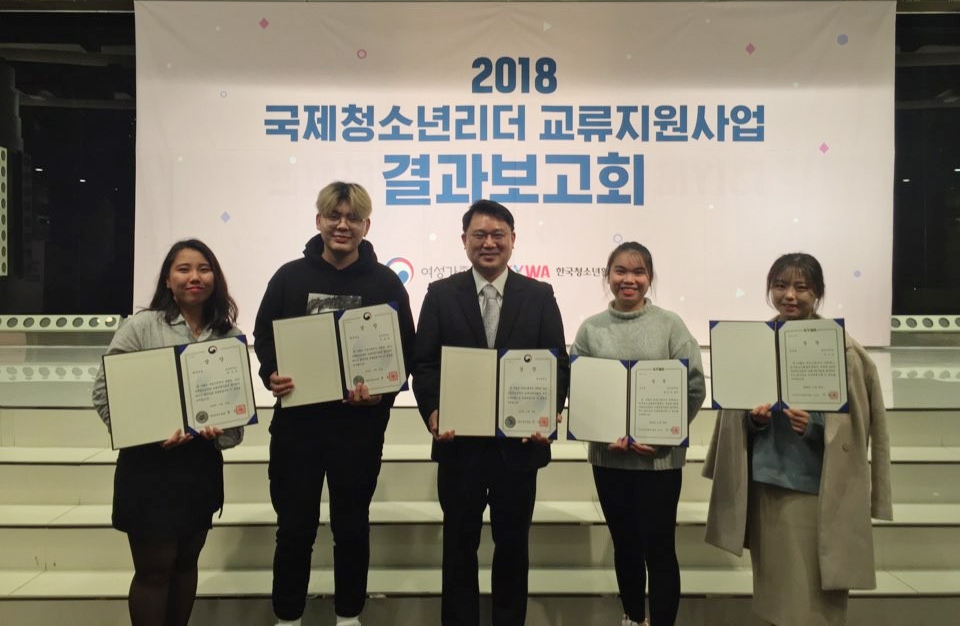 김재현 호산대학교 부총장(가운데)이 장관상을 수상후, 유학생 수상자와 함께 기념촬영을 하고 있다.