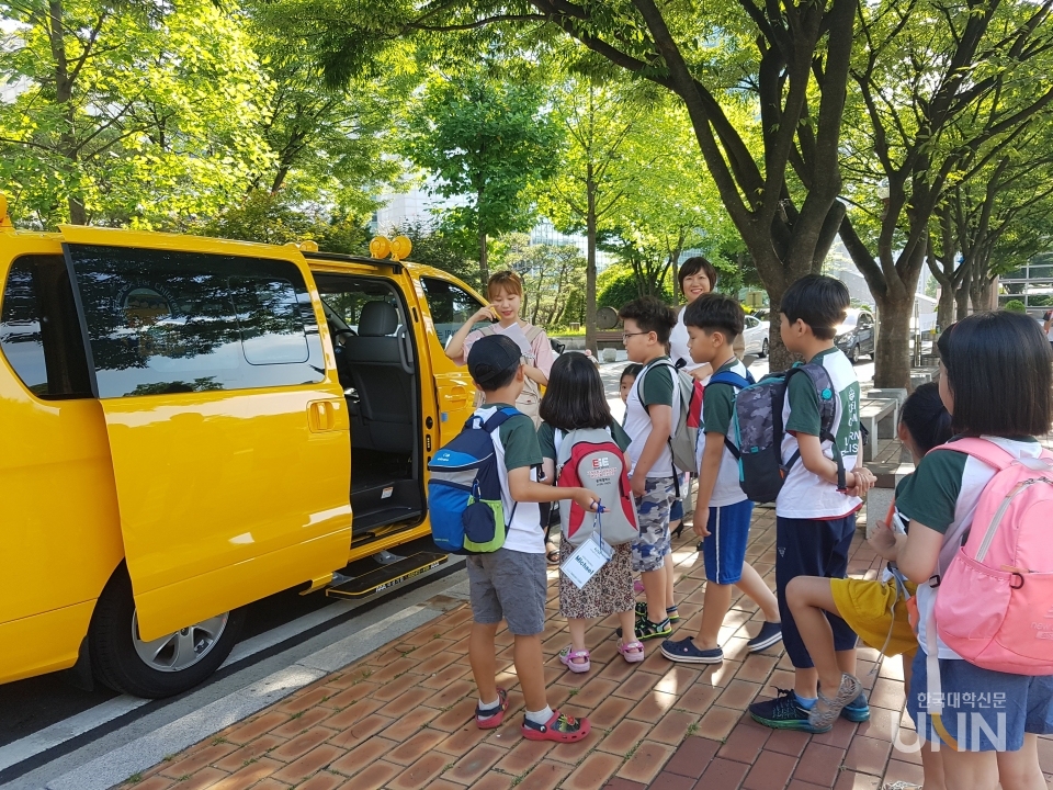 안심하고 아이들을 맡길 수 있는 셔틀버스 운행대행 서비스 '세이프스쿨버스'가 출시돼 호응을 얻고 있다. [사진제공=(주)스쿨버스]