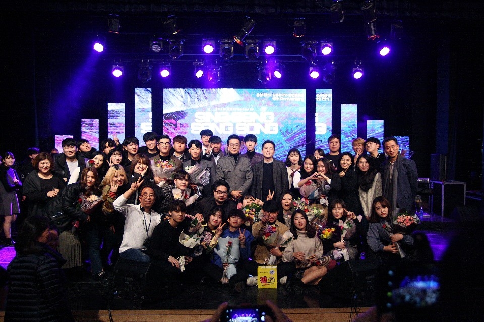 지난해 개최된 충청대학교 '11회 졸업연주회' 참여자들의 기념사진.
