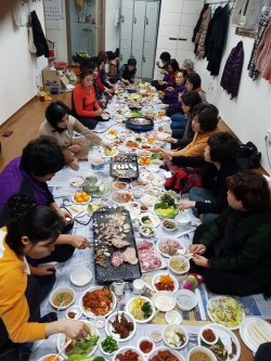 광주여대 환경미화 직원들이 이선재 총장을 초대해 점심 식사를 대접했다.