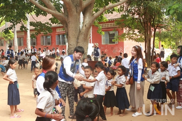 캄보디아 현지에서 대구가톨릭대 학생들이 봉사활동을 하고 있다.