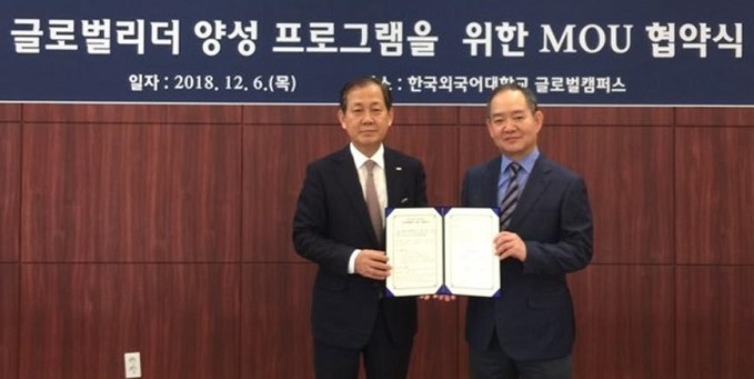 김인철 총장(왼쪽)이 태드솔류션과 글로벌 인재 양성을 위한 업무협약을 체결했다.