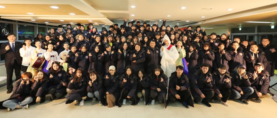 외국인유학생 간담회에 참석한 대학 관계자들과 학생들이 단체 기념촬영을 했다.