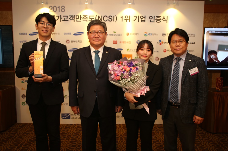 왼쪽부터 박제세 부학생회장, 김수갑 총장, 박현진 총여학생회장, 윤종민 기획처장