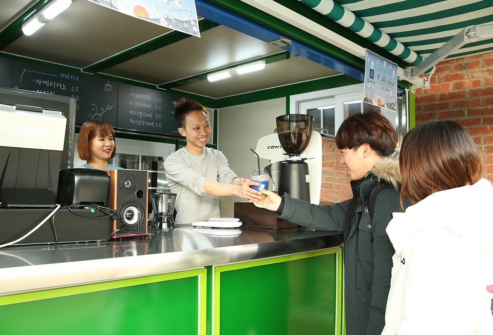 베트남 유학생들이 교내에 창업한 카페에서 학생들이 커피를 주문하고 있다.