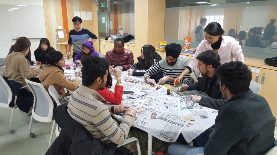 내외국인 학생들이 6일 열린 유학생 집단상담 프로그램에서 가죽공예 활동을 하고 있다.