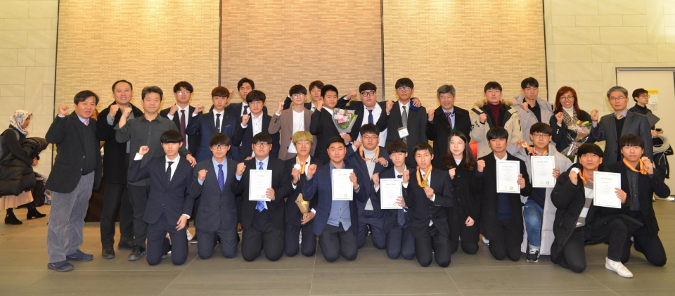 서울국제발명전시회에 참가한 선문대 8개팀 전원이 수상했다. 학생들이 메달을 보이며 기념촬영을 하고 있다.