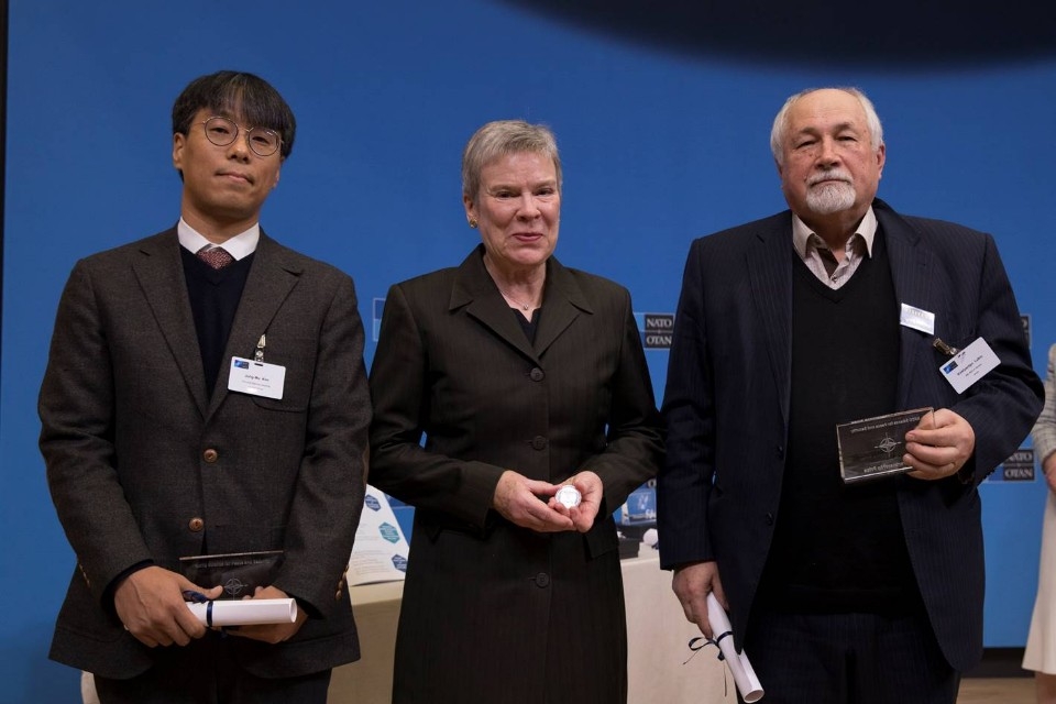 김정무 교수(왼쪽)가 한국인 최초로 NATO 파트너십 상을 수상한 후 기념촬영을 했다.