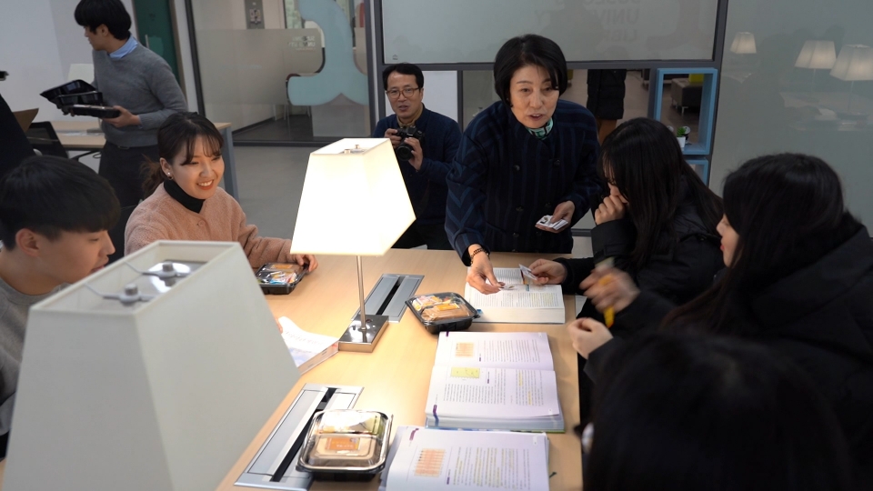 김선순 총장(가운데)이 강산관 도서관에서 공부하는 학생들을 격려하며 커피구매권을 선물하고 있다.