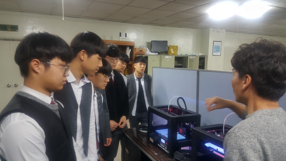 성산고 학생들이 3D프린팅의 원리에 대해 수업을 받는 모습이다.
