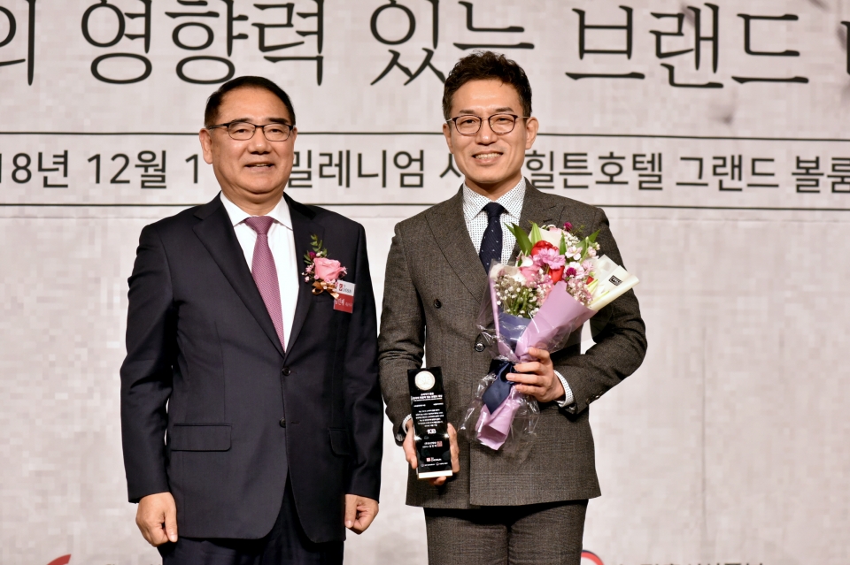 손경상 총장(오른쪽)과 김민배 TV조선 대표이사가 시상식 후 기념 촬영을 하고 있다.