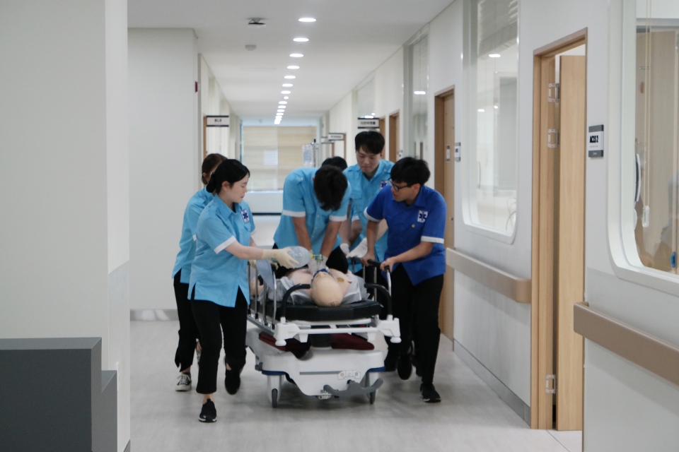 9월 춘해보건대학교 응급구조과 학생들이 임상시뮬레이션 실습을 하는 모습이다.