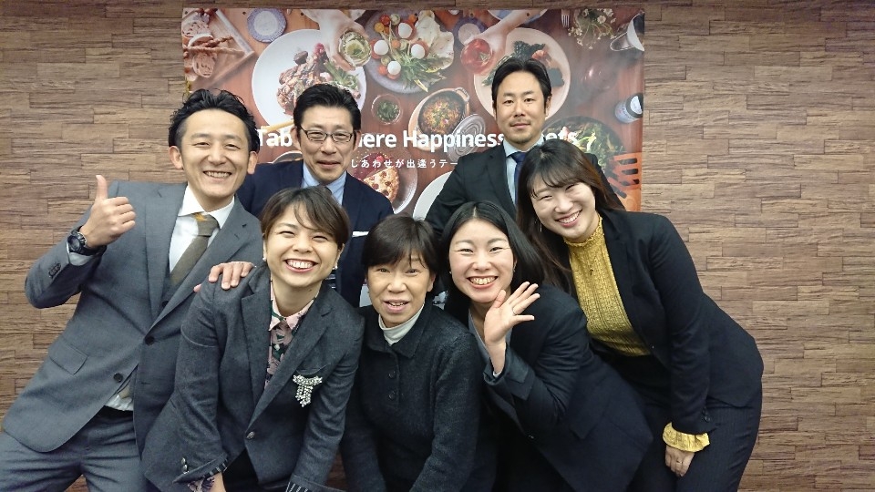 WDI본사에서 한국과 일본 직원들이 어울려 포즈를 취하고 있다.