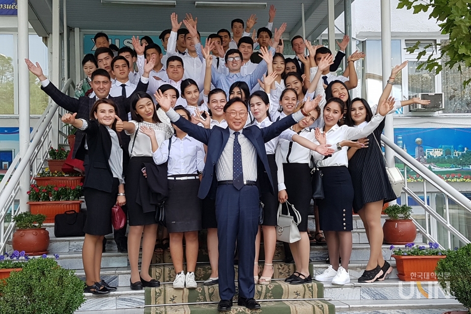 허정석 총장이 지난 10월 우즈베키스탄 TPCIT에서 열린 ‘TPCIT-울산과학대학교 글로벌 캠퍼스 입학식’에 참석해 현지 학생들과 기념사진을 촬영했다.