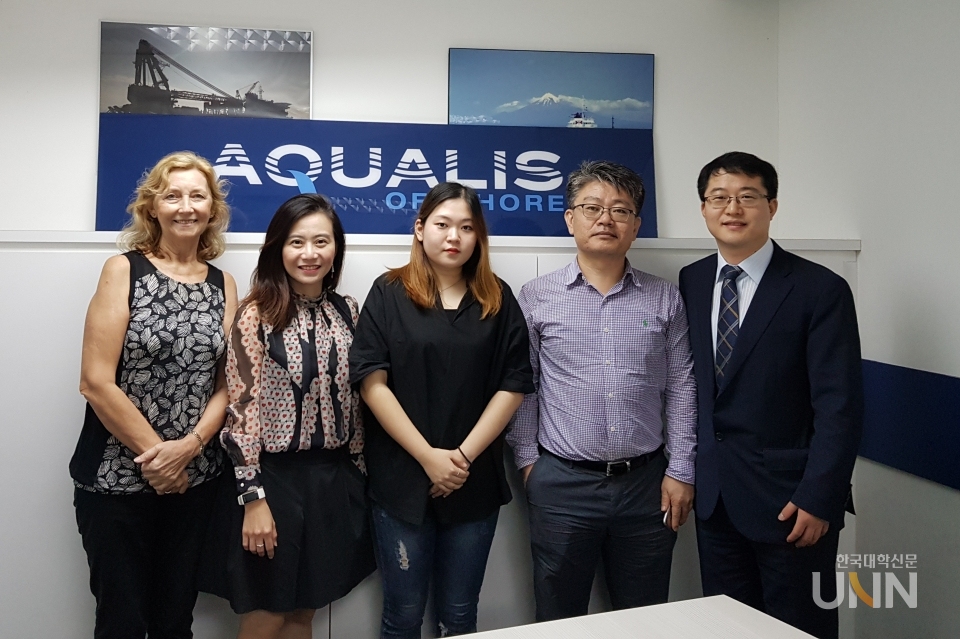올해 1월부터 2월까지 4주간 싱가포르 Aqualis Offshore Office에서 해외현장실습에 참여한 김진선씨(왼쪽 세 번째)와 현장지도를 나간 양승호 교수(왼쪽 다섯 번째)