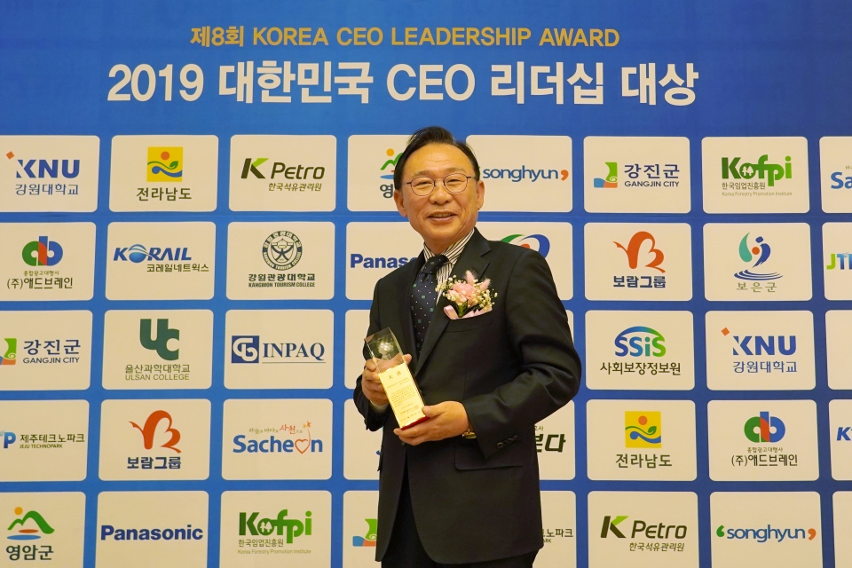 허정석 총장이 2019 대한민국 CEO 리더십 대상 글로벌인재양성 부문에서 대상을 수상 후 기념 촬영을 하고 있다.