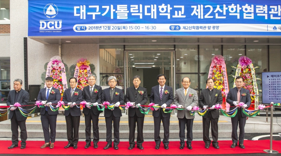 김정우 총장(왼쪽에서 5번째)이 제2산학협력관 준공식에서 경선시, 건축 관계자 등과 함께 테이프 커팅식을 하고 있다.