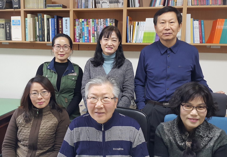 ​김순전 교수(앞줄 가운데)가 《한국인 일본어 문학사전》을 공동 집필한 제자들과 함께 기념촬영을 했다.​