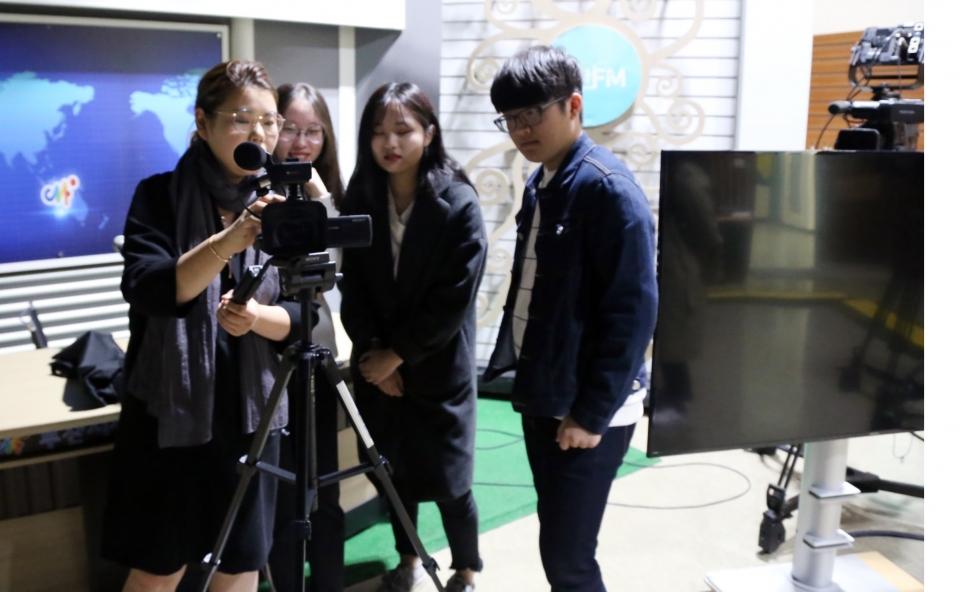 고교교육과정협력대학 과정에 참가한 학생들이 교수와 함께 영상 촬영 실습을 하고 있다.