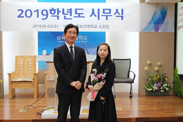 박두한 총장(왼쪽)과 이선영 교수가 보건복지부장관상 표창 시상식 후 기념 촬영을 하고 있다.