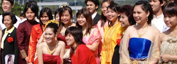 APU 학생들이 모국 전통의상을 입고 졸업식에서 기념촬영을 하고 있다. (사진 = APU 홈페이지)
