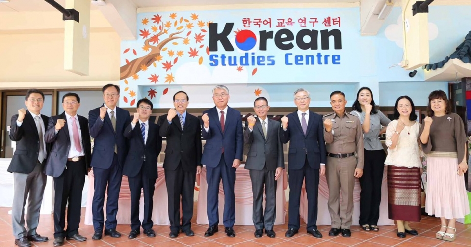 이상한 총장(왼쪽에서 8번째)이 태국 우따라딧 라차팟대학에 설치된 한국어 교육 연구센터 개소식에 참가 후 관계자들과 기념촬영을 했다.