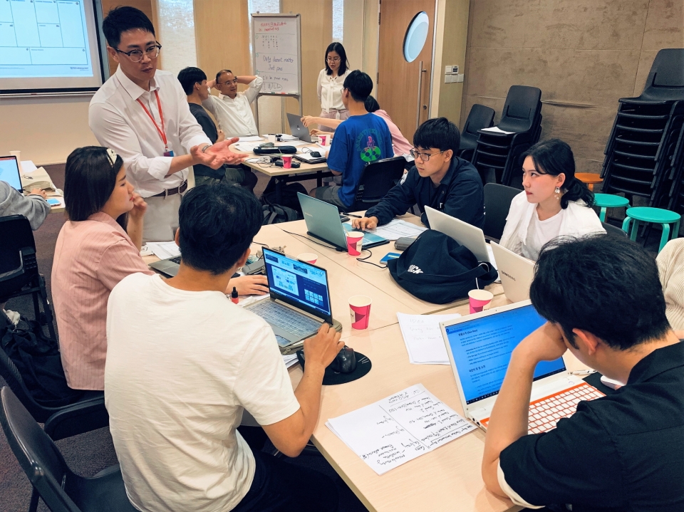 선문대가 상명대, 한국기술교육대, 한서대와 함께 싱가포르에서 글로벌 스타트업 이노베이션 캠프를 진행한다. 캠프에서 참가 학생들이 컨설팅을 받고 있다.