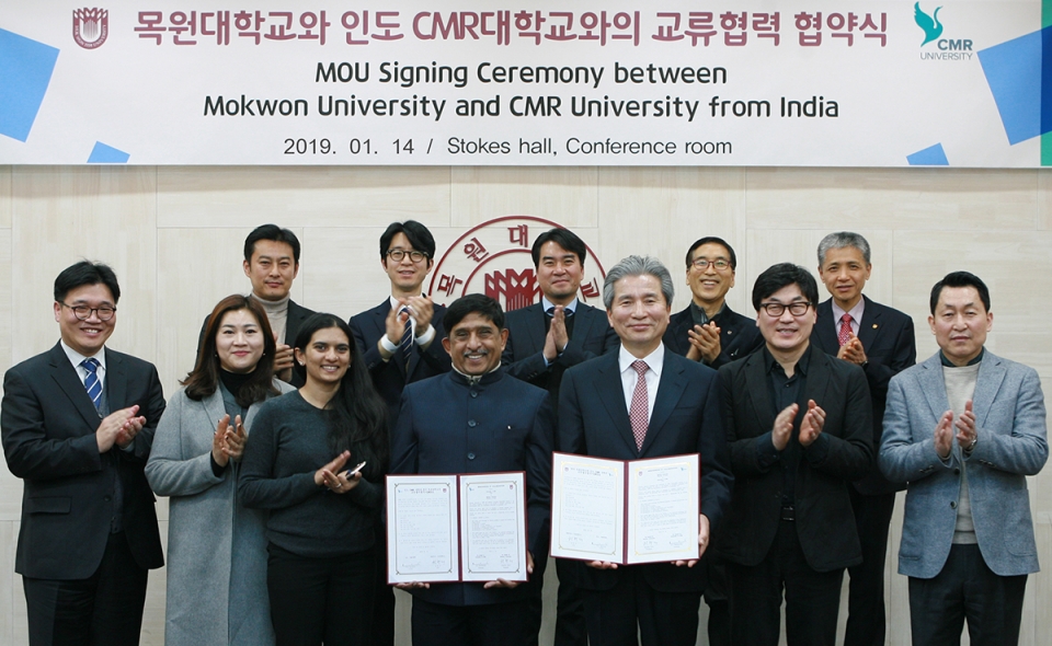 권혁대 총장(앞줄 왼쪽에서 5번째)이 인도 CMR대학과 교류협력 협약을 체결한 후 기념촬영을 했다.