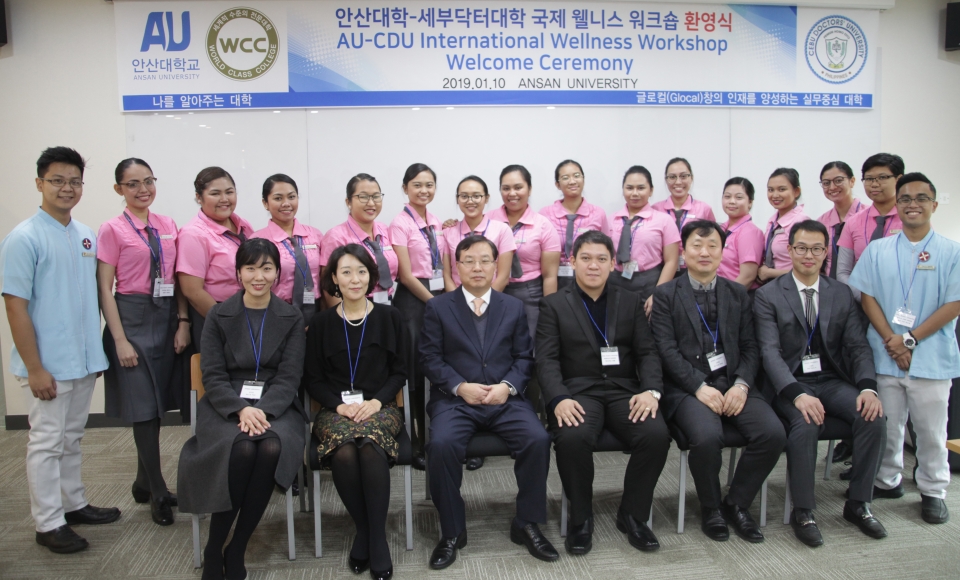 김주성 총장(왼쪽에서 3번째)이 세부닥터대학 간호학과 학생들과 국제 웰니스 워크숍 후 기념 촬영을 하고 있다.