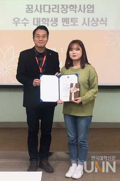 부천대학교 김예림씨(간호학1, 왼쪽)가 이사장 표창을 수상하며, 관계자와 함께 기념사진을 촬영했다.