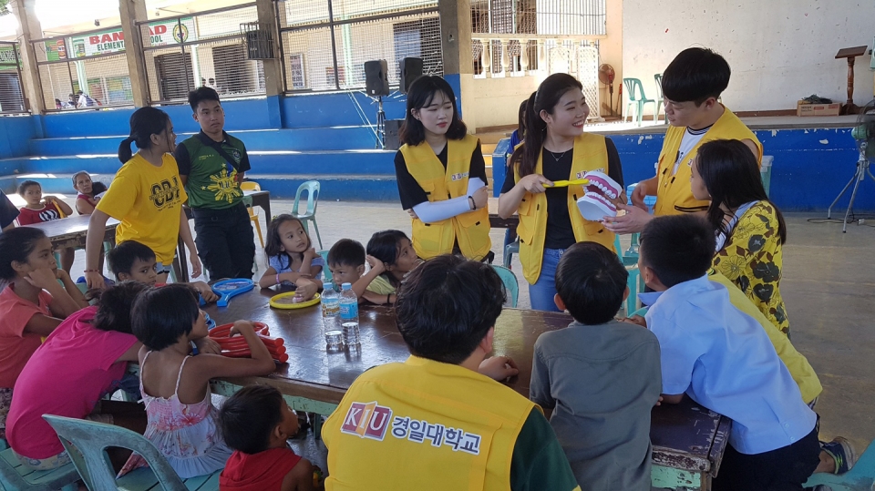 경일대 학생들이 6일부터 열흘 간 필리핀 세부에서 봉사활동을 실시했다. 학생들이 어린이들에게 치아 교육을 하고 있다.