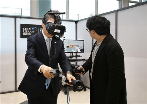 16일 서울 성동구 서울캠퍼스에서 열린 VR교육 콘텐츠 시연회에 참석한 이영무 총장(왼쪽)이 가상현실 과학실험을 진행하고 있다.