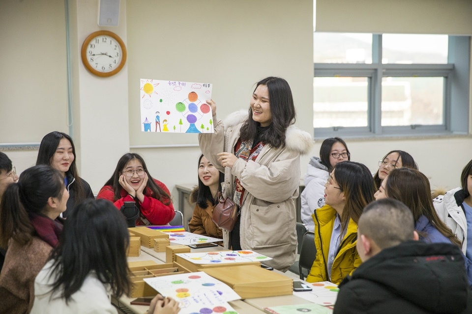 중국 백성사범대학 아동학과 학생들이 지난 8일부터 17일까지 대구가톨릭대에서 단기연수를 했다. 아동학과 실습수업에서 한 학생이 자신이 만든 작품을 설명하고 있다.
