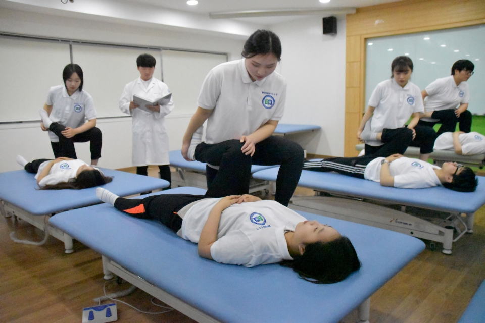 춘해보건대학교 물리치료과 학생들이 실습을 하는 모습이다.