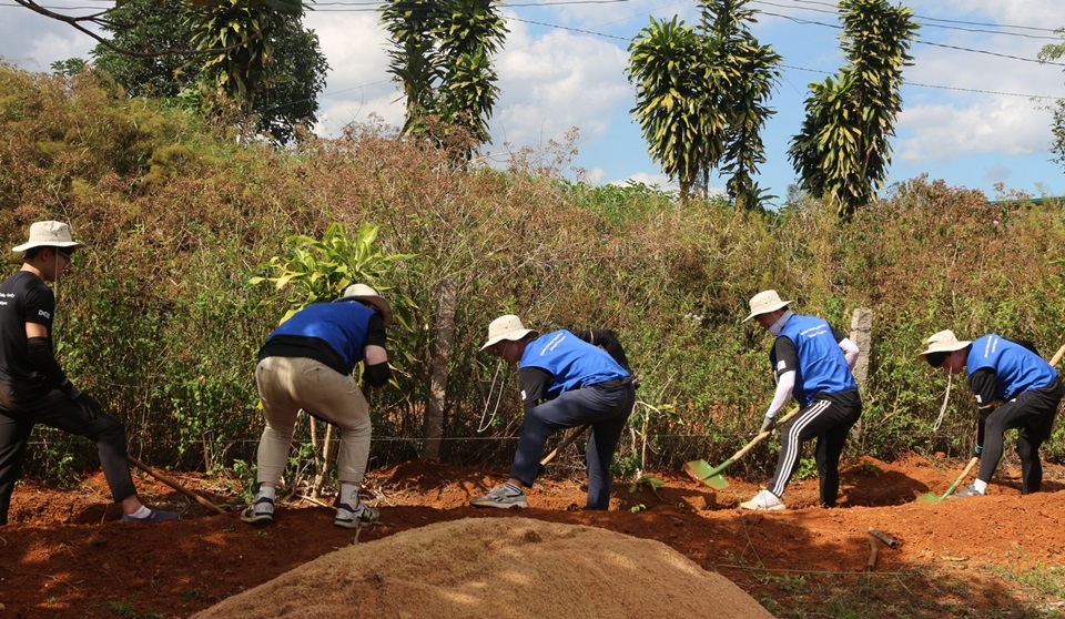 대구가톨릭대 학생들이 베트남 바오록에 있는 커피농장에서 흙을 파서 담장을 쌓는 작업을 하고 있다.[사진=대구가톨릭대 제공]