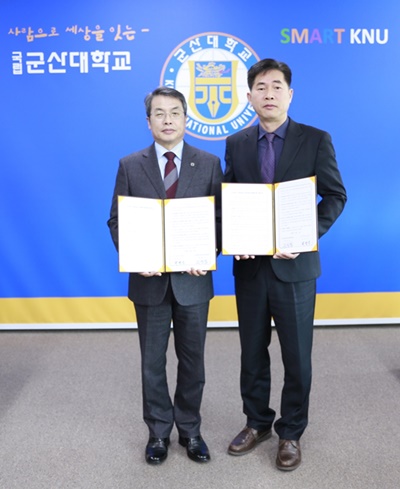 곽병선 총장 (왼쪽)과 최정범 회장이 합의서를 교환했다.