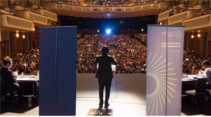 동북아 최초로 한국에서 세계대학생토론대회가 개최된다. 이번 대회에는 하버드, 옥스퍼드 등 세계 유수 대학에서 2000여 명의 학생들이 참가해 열띤 토론을 펼칠 예정이다. (사진은 2016년 그리스에서 열린 대회 모습)