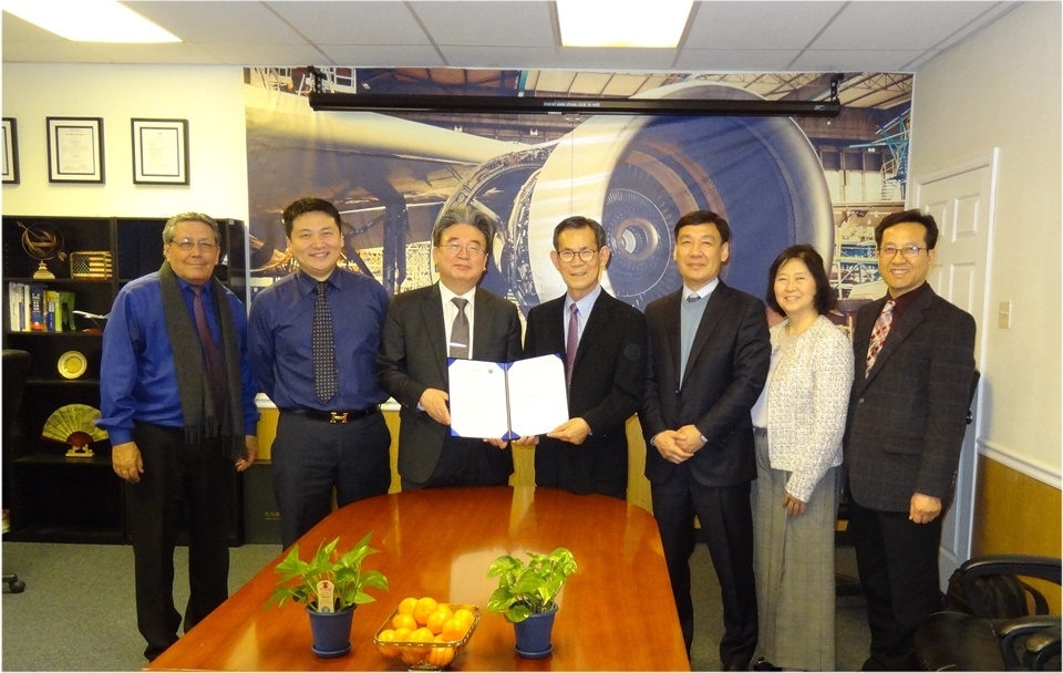 박태학 총장과 조니 윤 시에라 항공아카데미 CEO가 관계자들과 기념촬영을 했다.