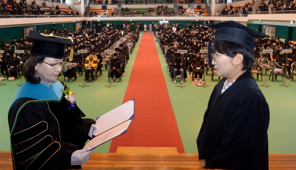 이민숙 총장(왼쪽)이 제42회 학사 학위 수여식에서 졸업장을 전달하고 있다.