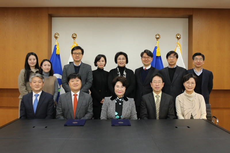 이길여 가천대 총장과 김종현 위세아이텍 대표가 12일 채용연계교육과정 운영 협약을 체결하고 관계자들과 함께 기념촬영을 하고 있다.