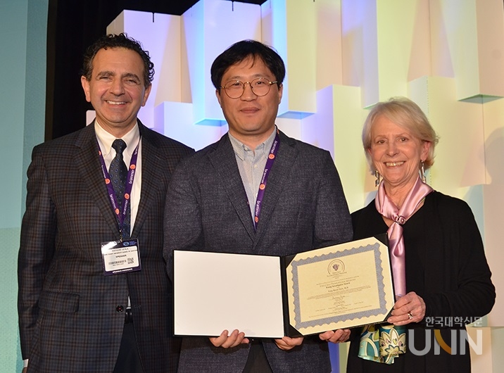 중앙대학교는 의학부 박용범 교수가 미국에서 열린 제15회 세계 줄기세포 정상회의에서 ‘젊은 연구자상(Young Investigator Award)’을 수상했다. (사진=중앙대 제공)