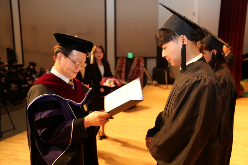 공병영 총장(왼쪽)이 졸업생에게 학위증을 전달하고 있다.